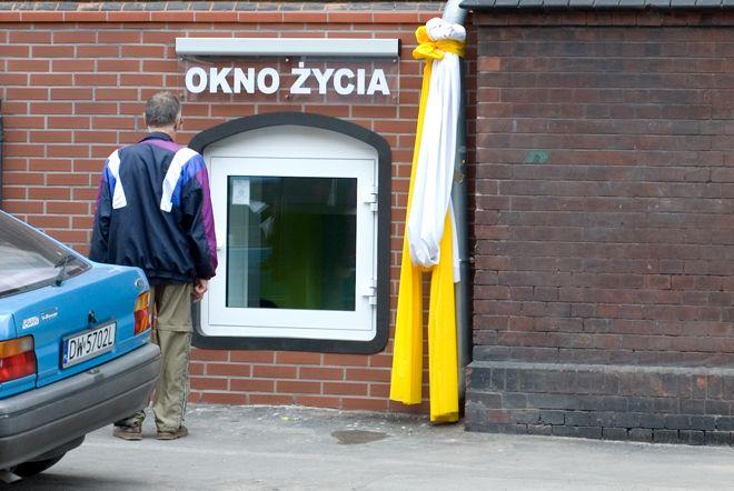 Półtoraroczne dziecko zostawione w oknie życia we Wrocławiu. Przyprowadziła je zdesperowana matka