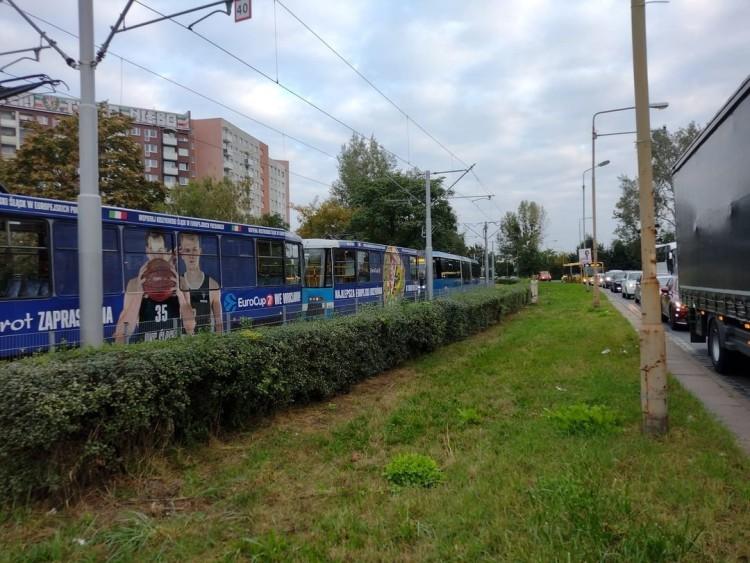 Wrocław: Wykoleiły się dwa tramwaje. Naprawa torowiska i duże utrudnienia w ruchu