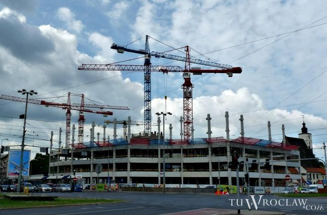 Potężny kompleks biurowy rośnie tuż przy placu Dominikańskim. Wmurowali kamień węgielny