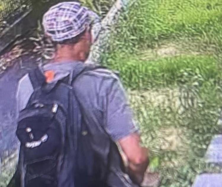 Człowiek z nożem w biały dzień wszedł na podwórko. Przerażeni ludzie wezwali policję