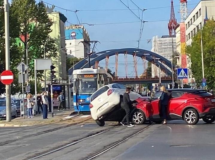 Wrocław: Jedno auto na drugim po wypadku na Grabiszyńskiej
