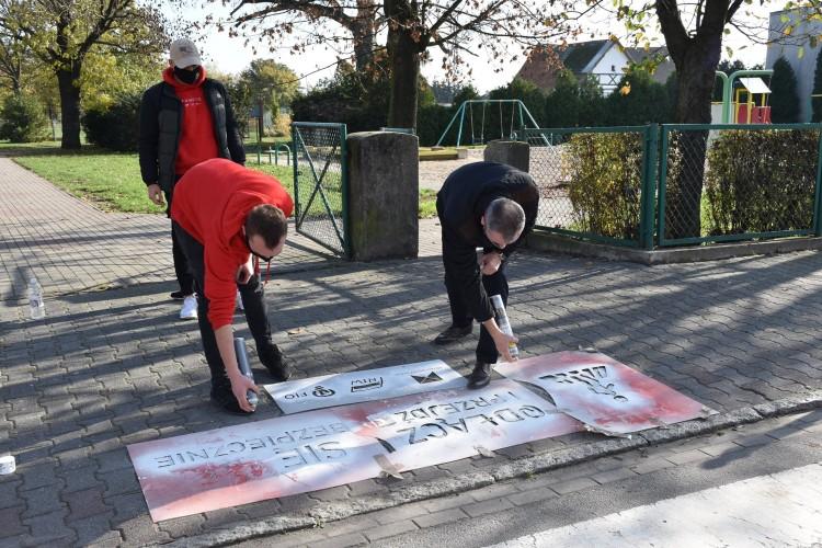 Akcja malowania ostrzeżeń na przejściach dla pieszych. „Odłącz się” i żyj!