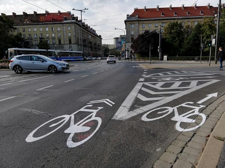 Świdnicka już bez „pasa tylko dla rowerów”. Miasto malowało znak na raty [ZDJĘCIA]
