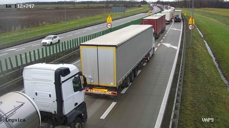 Gigantyczne korki na A4. Powód? Przedświąteczny ruch i wypadki
