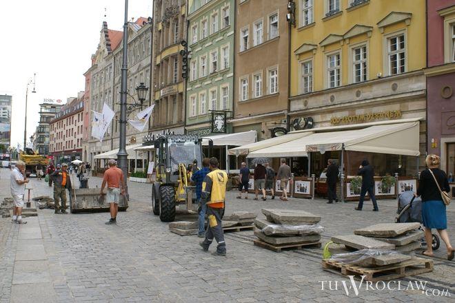 Bruk w Rynku nie wytrzymał naporu kibiców podczas Euro 2012. Poszedł do naprawy