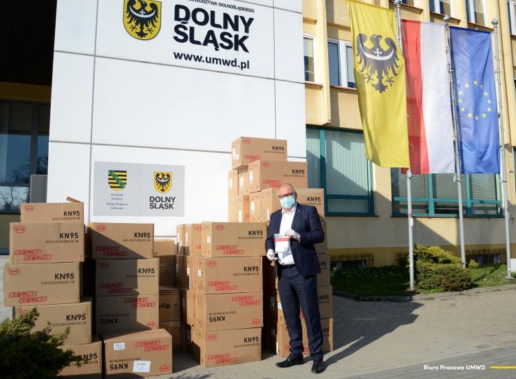 Sto tysięcy maseczek dla szpitali. Saksonia wspiera Dolny Śląsk