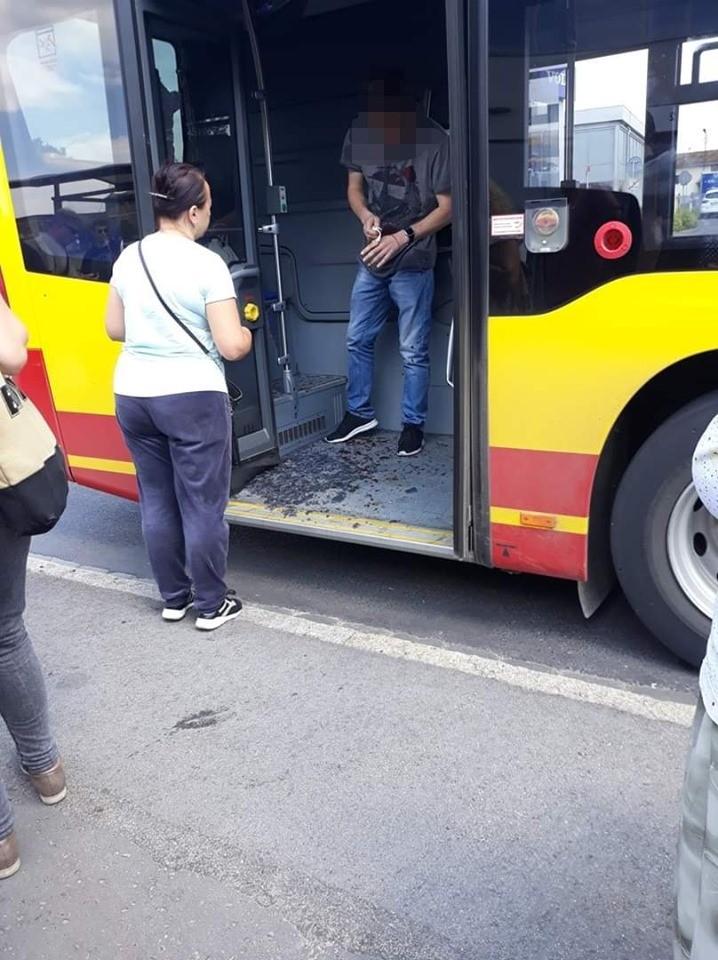Wybili szybę w autobusie MPK, ranili jedną osobę i uciekli
