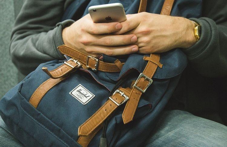Złodziej w przebraniu kradł studenckie plecaki na wyższych uczelniach