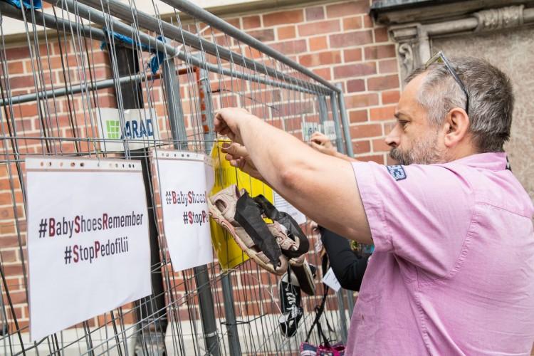 Zawiesili dziecięce buty na wrocławskim kościele. To akcja przeciwko „pedofilom w sutannach” [ZDJĘCIA]
