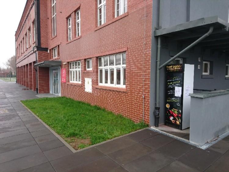 Kolejna społeczna lodówka we Wrocławiu. Stanęła w szczególnym miejscu