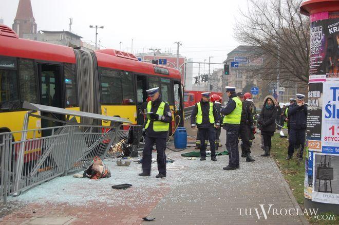Świadkowie wypadku autobusu: mężczyzna pod kołami jeszcze chwilę żył