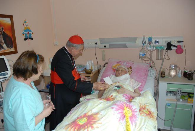 Kardynał Józef Glemp odwiedza chore dzieci