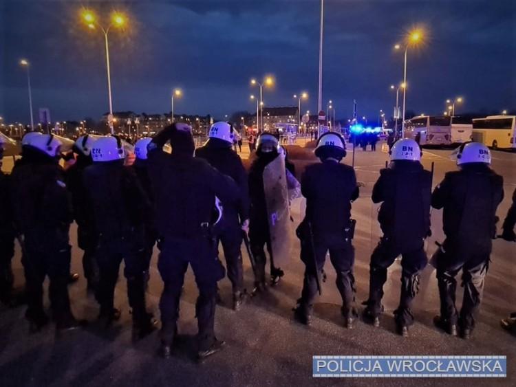 Kilkuset kibiców dopingowało piłkarzy pod Stadionem Wrocław. Dostali mandaty [ZDJĘCIA]