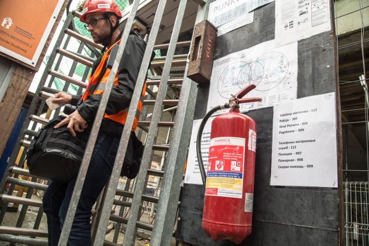 Symulacja pożaru i ewakuacja na budowie nowego biurowca. Widowiskowe szkolenie [ZDJĘCIA]