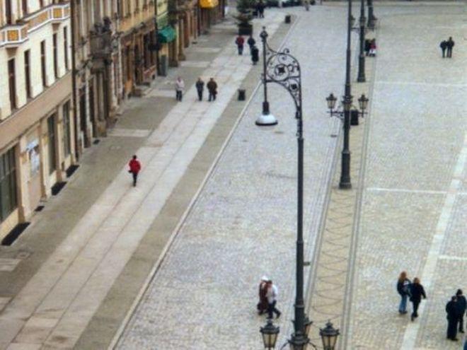 Coraz bliżej końca budowy szpilkostrady na wrocławskim Rynku. Kiedy gładki trakt będzie gotowy?