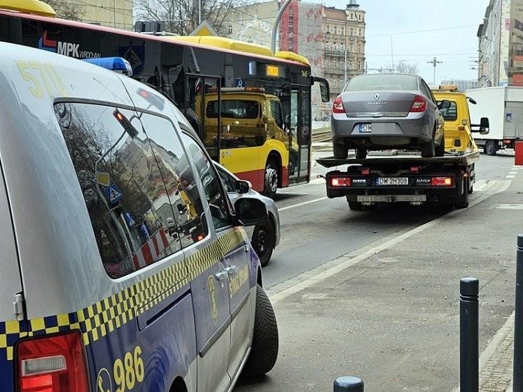 Półmaraton Wrocław. Zakazy zatrzymywania w całym mieście. Auto wywiozą na lawecie!