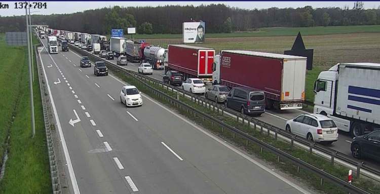 Gigantyczny korek do Wrocławia na autostradzie A4. Awaria i wypadek