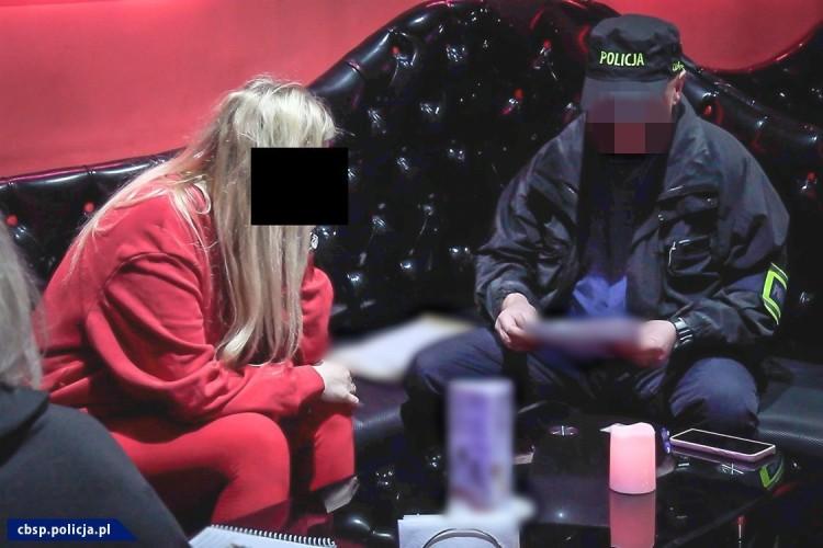 Uderzenie w kluby go-go we Wrocławiu i setki zarzutów dla zatrzymanych. To część wielkiej akcji CBŚP [FILM]
