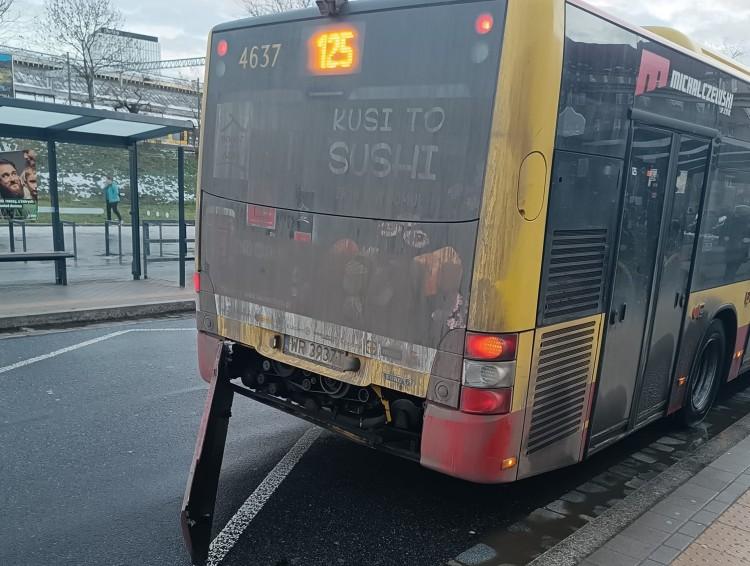 Wrocław: W autobusie MPK urwał się zderzak. Utrudnienia w stronę Brochowa