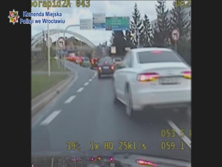Chciał być „sprytniejszy” od innych kierowców. Nie zauważył radiowozu [WIDEO]