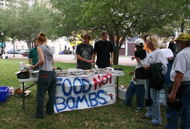 Jedzenie zamiast bomb, czyli wegetariańskie posiłki dla potrzebujących