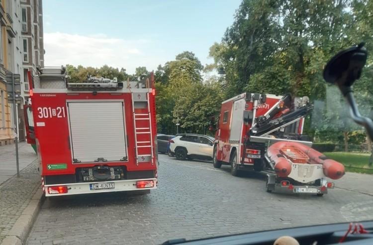 Wrocław: Awantura nad fosą. Pijany człowiek wpadł do wody. Gdy go ratowali, jeszcze się kłócił
