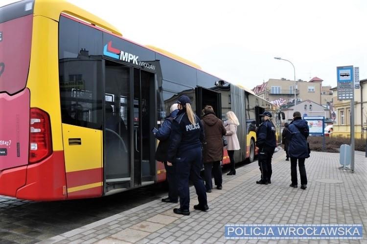 Wspólna akcja kontrolerów MPK i policji. „Bileciki i… maseczki do kontroli”