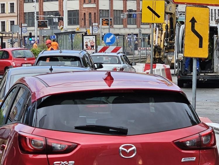 Wrocław: Drogowy chaos po rozpoczęciu remontu na Kazimierza Wielkiego