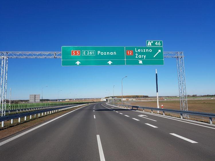 Utrudnienia na drodze S5. Trwa montaż sieci energetycznej na nowych słupach