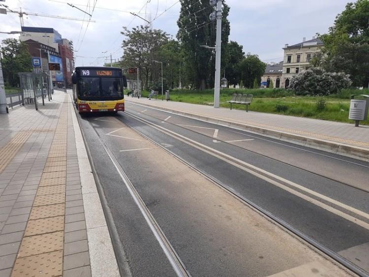 Koleiny w trasie autobusowo-tramwajowej na Nowy Dwór. Znaleźli winnego