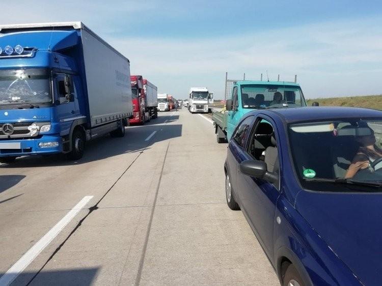 Korek na AOW. Zepsuta ciężarówka utrudnia przejazd
