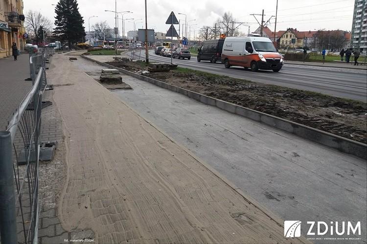 Budowa ścieżki rowerowej przy Żmigrodzkiej zbliża się ku końcowi [ZDJĘCIA]