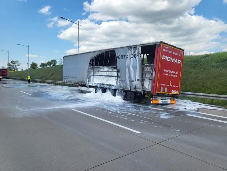 Pożar ciężarówki z chemikaliami na A4. Trasa w stronę granicy zablokowana