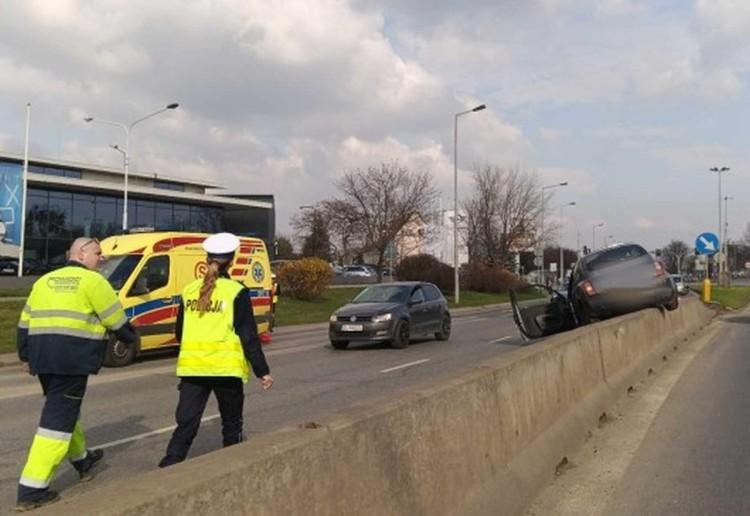 Wrocław: Wypadek na al. Karkonoskiej. Nissan zawisł na betonowych barierkach