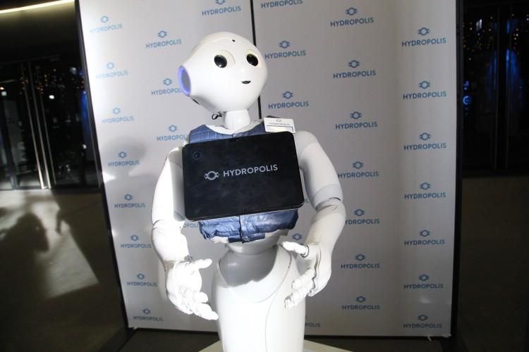 Wyjątkowy pracownik wrocławskiego Hydropolis. Pochodzi z Japonii i jest robotem [ZDJĘCIA]