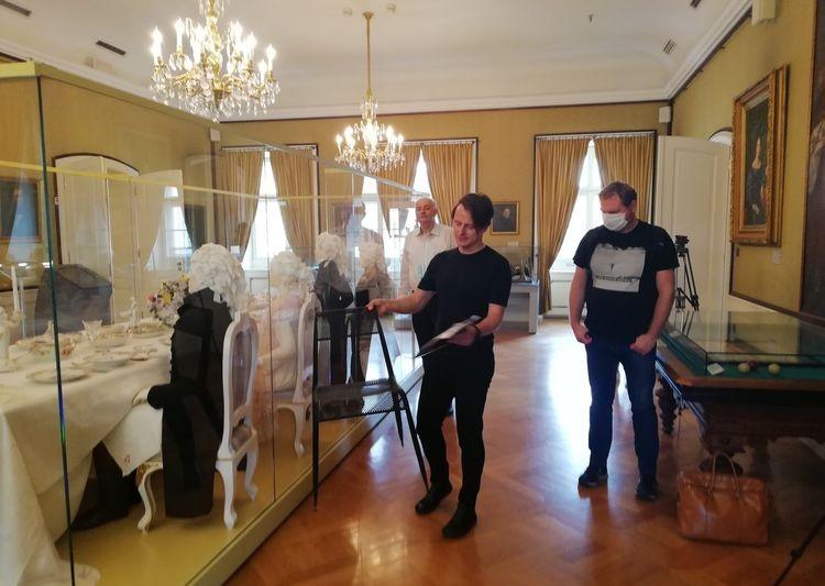 Radykalny design w towarzystwie zabytkowych obiektów. Odbicia i deformacje w Pałacu Królewskim [ZDJĘCIA]