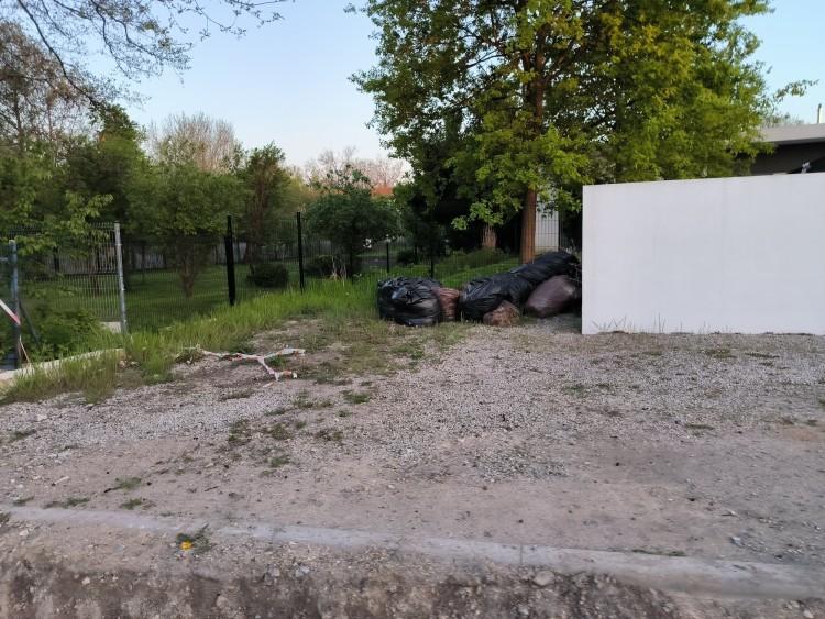 Śmieciowy problem na Jerzmanowie. Przez remonty nie zbierają odpadów
