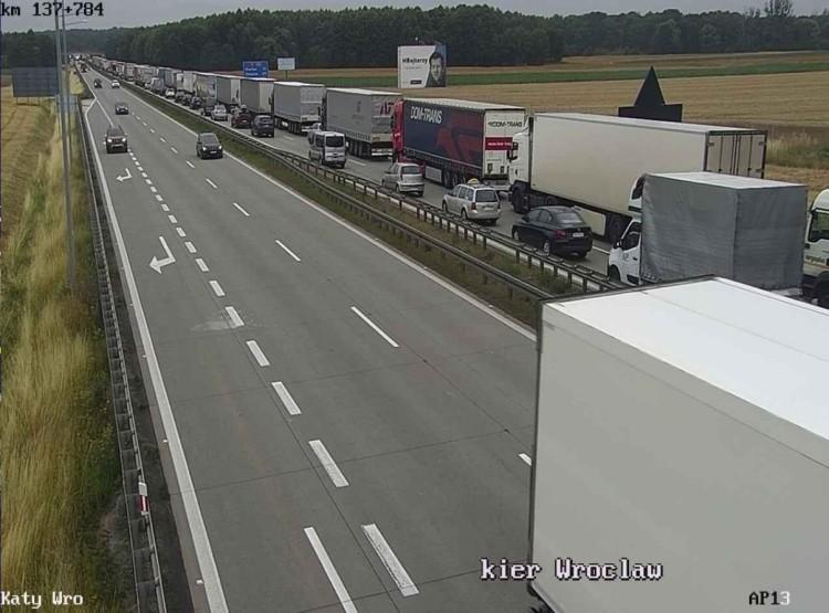 Autostrada A4: Zderzenie ciężarówki z autem na jezdni w stronę Wrocławia