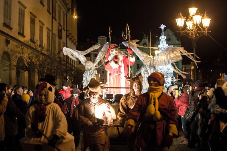 Radosna, świąteczna parada przeszła przez Rynek [ZDJĘCIA]