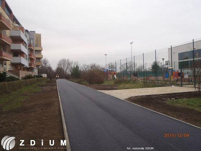 Zbudowali nową drogę pomiędzy osiedlowymi uliczkami. Posłuży tylko pieszym i rowerzystom [FOTO]
