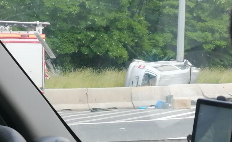 Poważny wypadek na A4. Auto uderzyło w betonowe bariery [ZDJĘCIA]