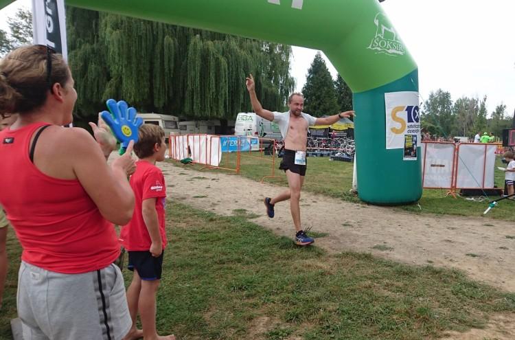 Najoryginalniejsze zawody w Polsce. Sto osób zostało Januszami i Grażynami triathlonu [ZDJĘCIA]