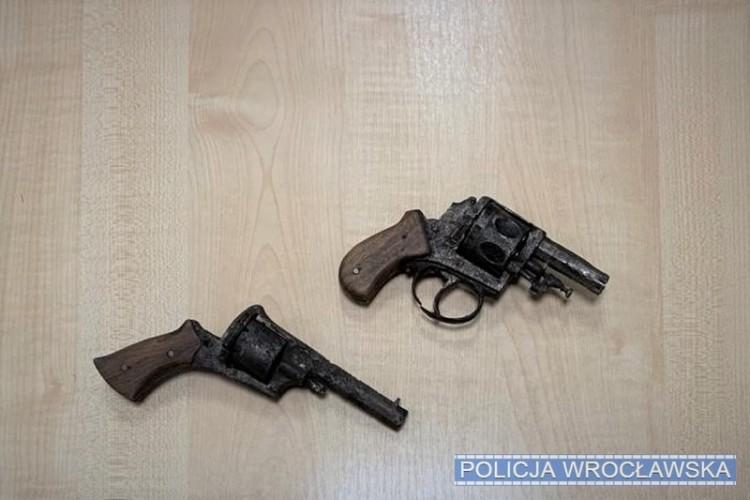 Wrocławianin zbierał w domu broń i amunicję. Policjanci znaleźli go na Psim Polu