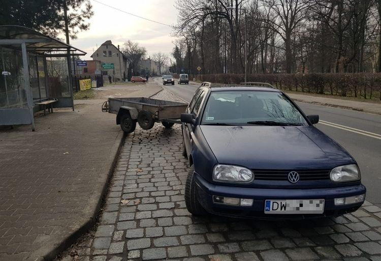 Wjechał przyczepą w przystanek autobusowy. Nie miał prawa jazdy