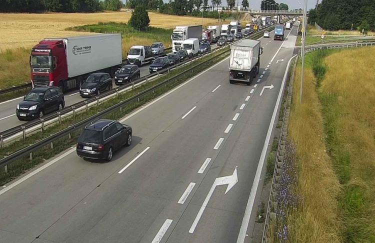 Wypadek ciężarówki i busa na autostradzie A4