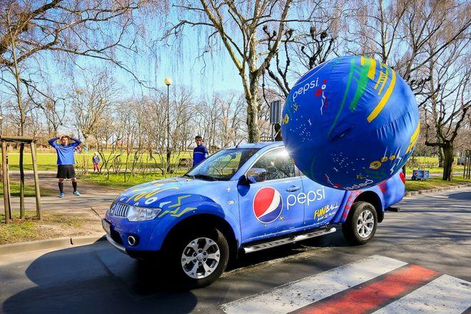 Błękitny patrol z... olbrzymią piłką spotkasz w weekend na ulicach i w parkach Wrocławia