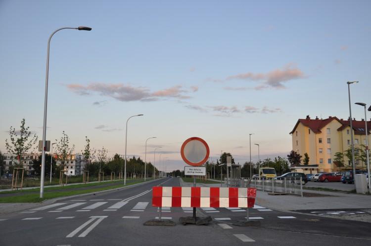 Nowa ulica gotowa, ale zamknięta. Mieszkańcy nie mogą się już doczekać, więc z niej korzystają [ZDJĘCIA]