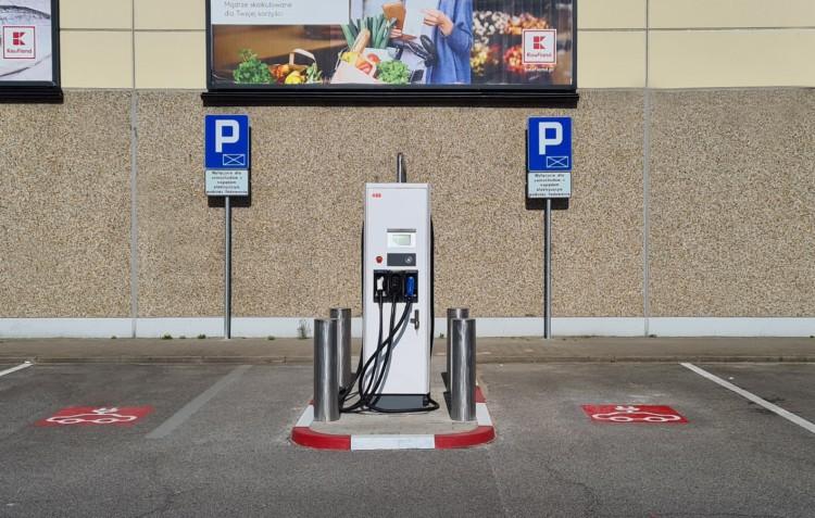 Wrocławski supermarket udostępnił darmową stację ładowania pojazdów elektrycznych