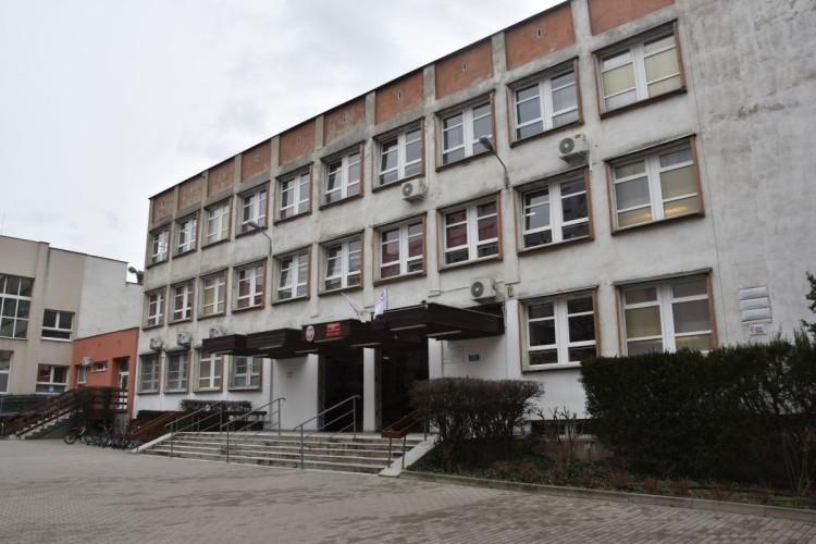 Najlepsza podstawówka we Wrocławiu się sypie. Na remont nie ma pieniędzy