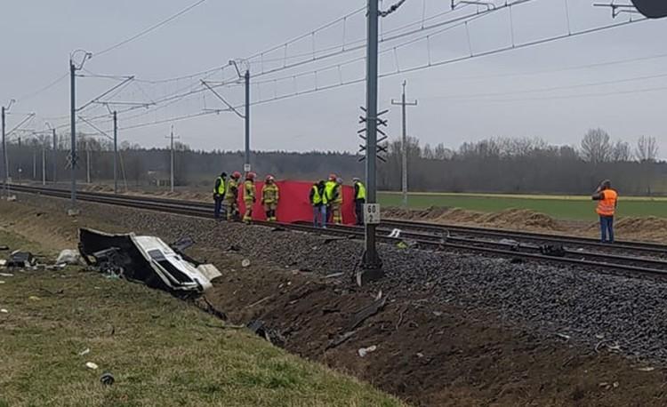 Śmierć na przejeździe kolejowym. Po wypadku pociągu Kolei Dolnośląskich zablokowana linia Wrocław-Poznań